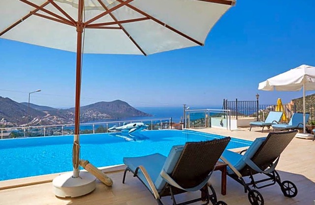 5 bedroom Villa, sleeps 10 with Pool, Air Con and FREE WiFi