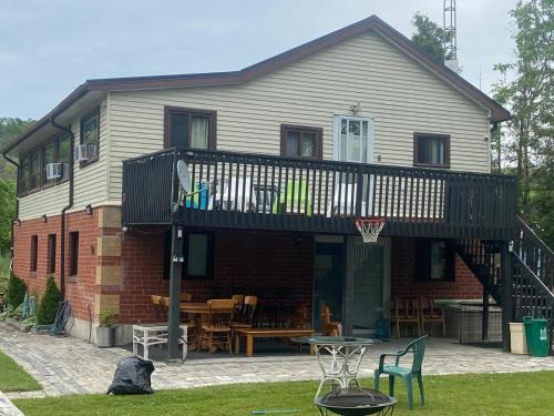 5 Bedrooms Cottage at Rice Lake!