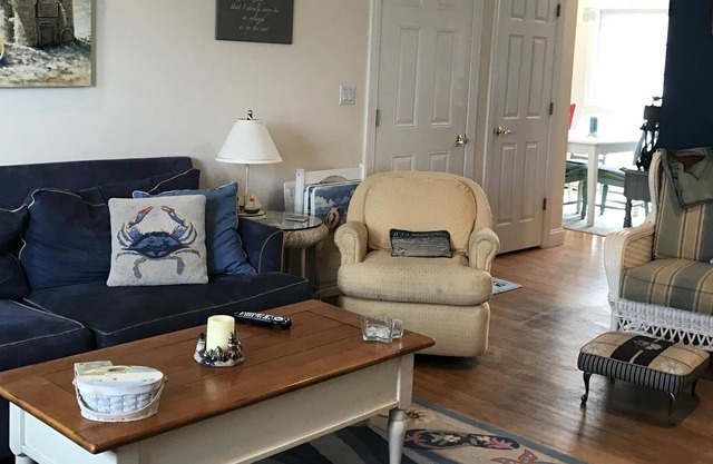 5 bedrooms in Silver Beach! 1 block to beach.