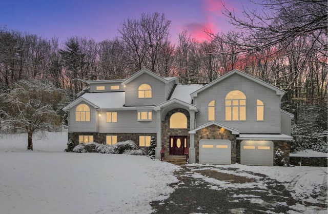 5 BR Luxury Escape with Hot Tub, Home Theater, Arcade, Min from Lake & Slopes