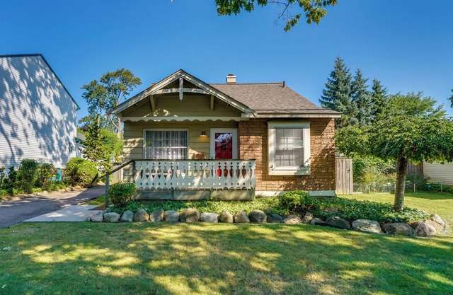 5 Mi to Downtown: Royal Oak Bungalow!