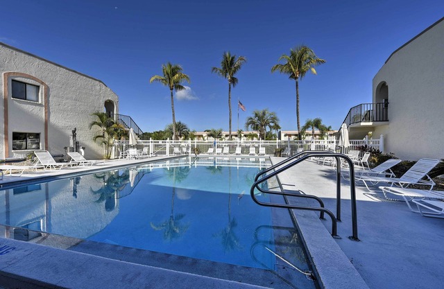 5 Mi to Fort Myers Beach: Condo w/Private Lanai!