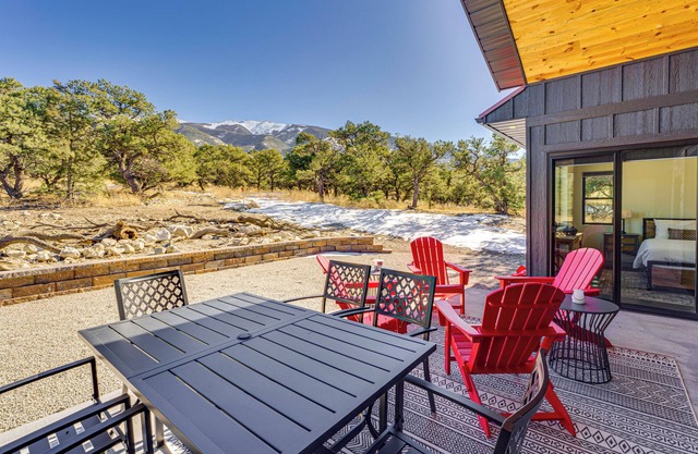 5 Mi to Great Sand Dunes NP: Mountain Retreat!