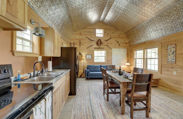 5 Mi to Splashway Waterpark: Cabin in Rock Island