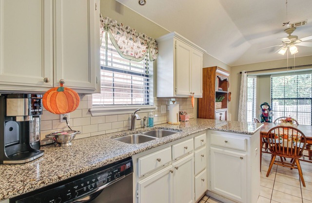 5 Mi to University of Oklahoma: Home w/Patio!