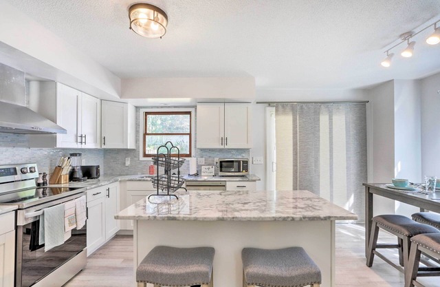 5 Mi to UT: Quiet Toledo Duplex Near Parks!