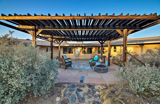 5 Miles from Park entrance Charming 2-bedroom house in enchanting Joshua Tree