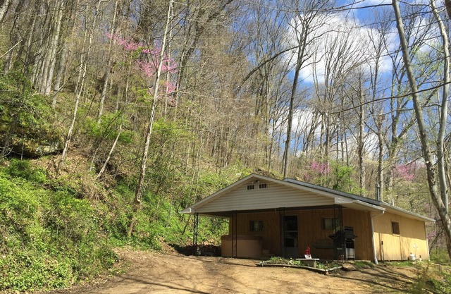 5 Min From The Caves on 21+ Acres, Wi-Fi, Hot Tub, Fire Pit, Pet Friendly, Grill