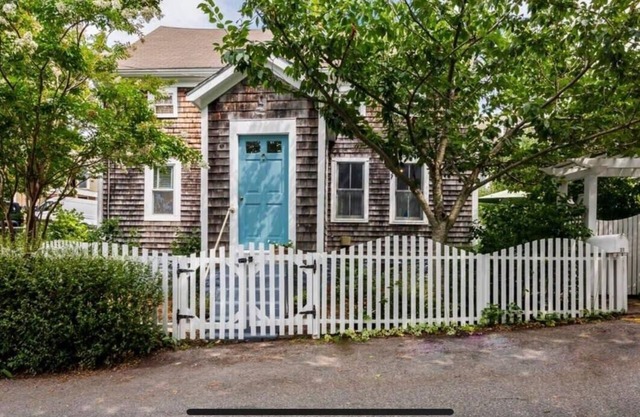 5 Min Walk to Town, Patio, Yard, AC!