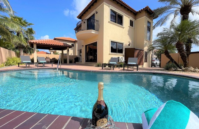 5 Minutes to Beaches, 3 BDR Private Villa, Sleeps 8 with Private Pool