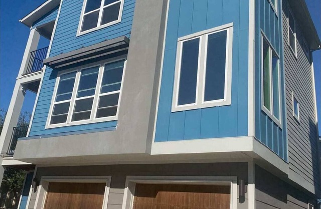 5 minutes to downtown, 10 min to airport. Perfect for couple's retreat