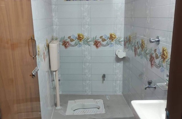 5 minutes to Mirpur Cricket Stadium! Family sized condo with varanda