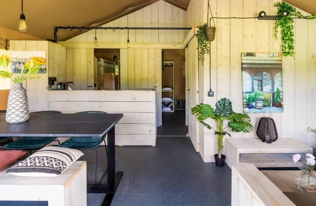 5-person safari tent lodge