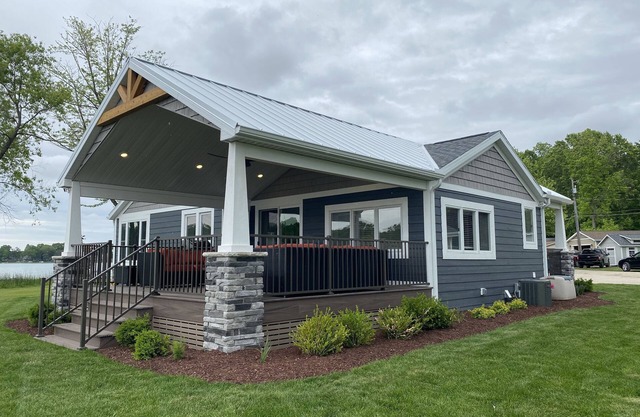 5-Star Lakeside Luxury & Comfort!