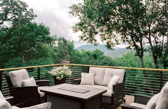 5 STAR, newly renovated, long range mountain view, central to Highlands/Cashiers