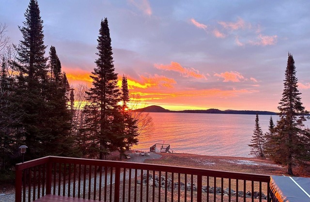 5 STARS! COTTAGE ON LAKE SUPERIOR Close to Grand Marais, MN & Thunder Bay, ON