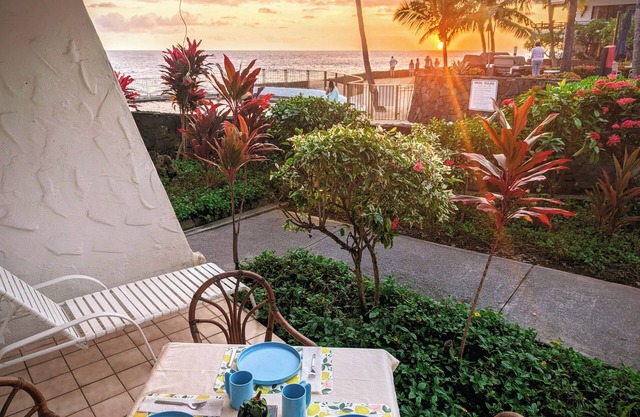 50 Feet to Ocean: Kona Deluxe Ground-Floor Unit!