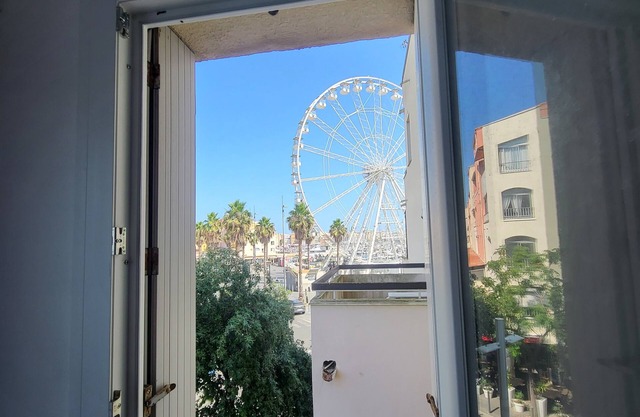 50 m from the port and shops. And only 10 minutes from La Conque beach