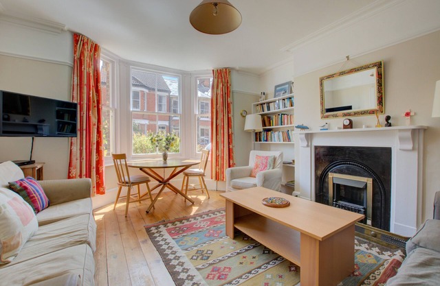 54 Stradbroke Road - Five Bedroom House, Sleeps 9