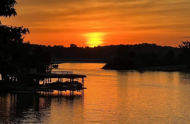 5400sf, Lakefront, gentle slope, 6Bdrs,4.5Baths, kayaks,paddleboards,firepit,gym