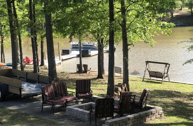 5bd/2ba lakefront home with dock, close to town