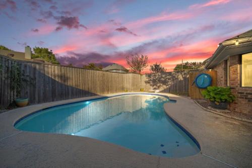 5BD-3BA Bright & Cheerful Backyard Pool Retreat