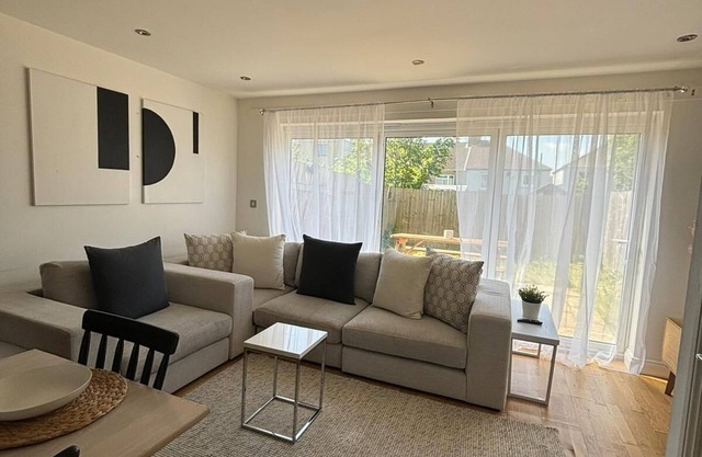 5bed Stylish Eco House on The Hill W/parking