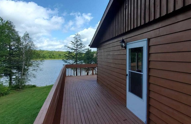 5mins from Parry Sound, Small, clean lake with only 5 other cottages!