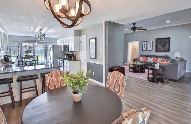 6.6 miles to Texas A&M University! Great Beds, Quality Bedding, and Super Clean!