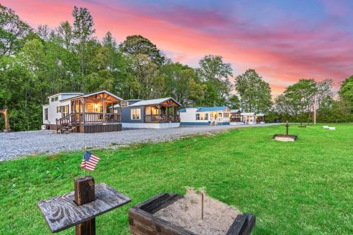 6 A Little Wanderlust Lux Tiny House, Firepit, Boat Parking, 5 Mins to Lake, Downtown