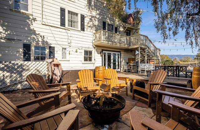 6 bdrm Farmhouse Estate with pool, bocce, pickle ball, hot tub & more!