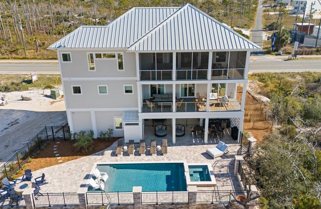 6 Bdrms, Private Pool, 2 min. Walk to Private Beach Access!
