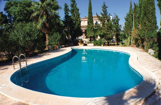 6 bedroom accommodation in Crevillente