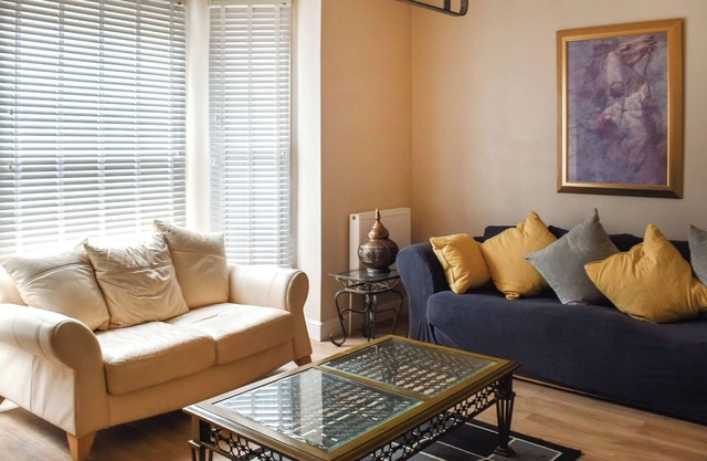 6 bedroom accommodation in Lowestoft