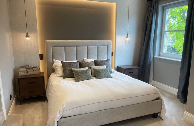 6 Bedroom luxury home in West Putney