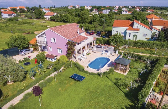 6 bedroom pet friendly home in Policnik