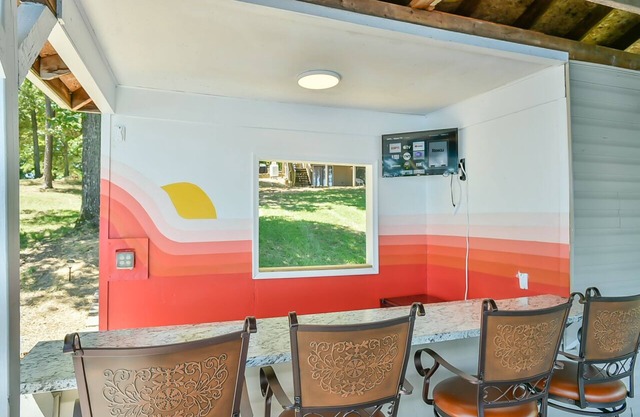 6 Bedrooms, Lakefront, Hot-Tub & Private Dock