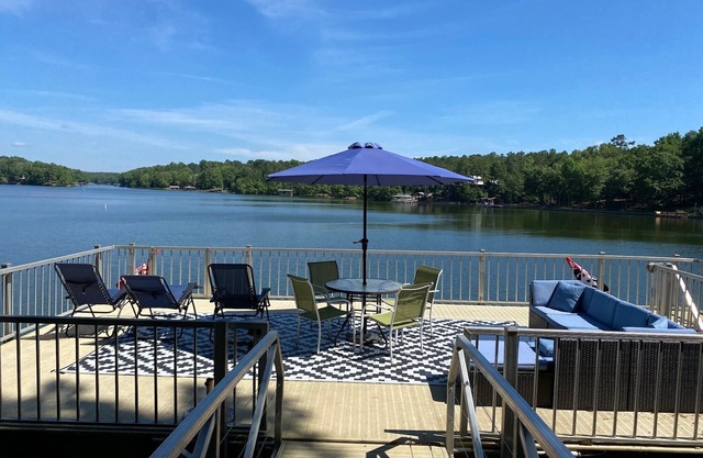 6 BR Charming Waterfront Spacious Lakehouse with Private Double-decker Dock