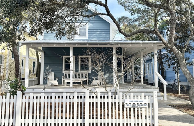 6 Houses to Beach in Seaside, Screened Porch, Steps to Restaurants + 2 Bikes!