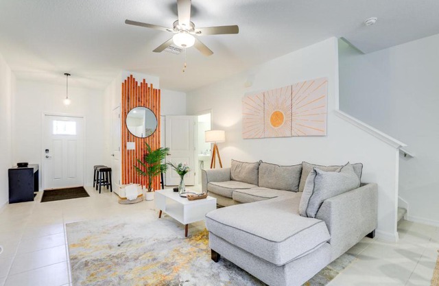6 Mi to Apollo Beach Townhome with Pool Access!
