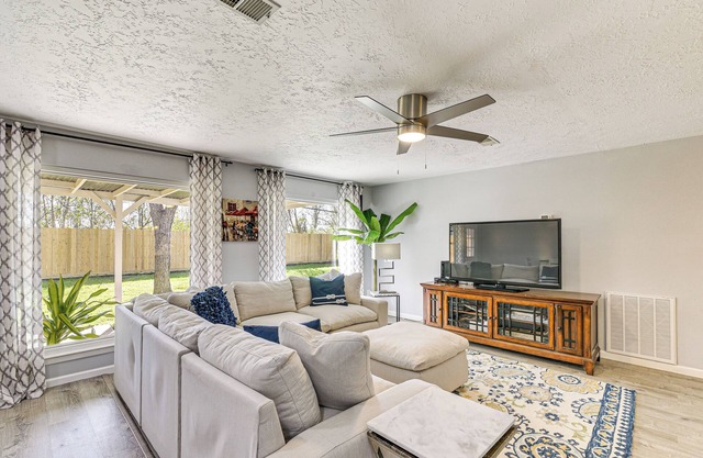 6 Mi to Clear Lake: Family Home w/Patio & Yard