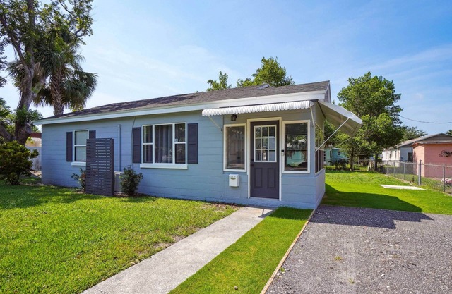 6 Mi to Downtown Orlando: Quiet Home w/Sunroom