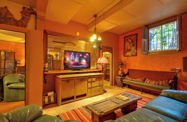 6 Mi to Dtwn Portland: Historic Apt Near Trails!