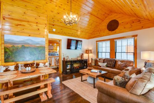 6 Mi to Helen Mtn-View Retreat with Hot Tub!
