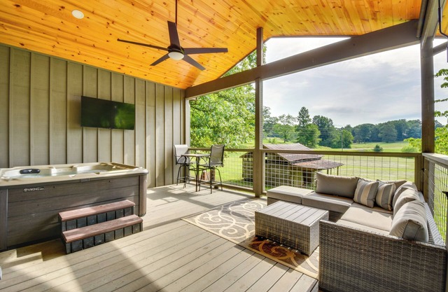 6 Mi to Helen: Romantic Georgia Cottage Hideaway!