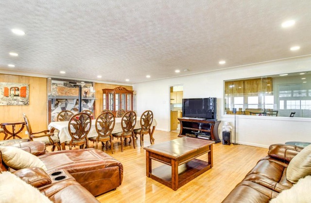 6 Mi to UNM Albuquerque Family Abode with Views!