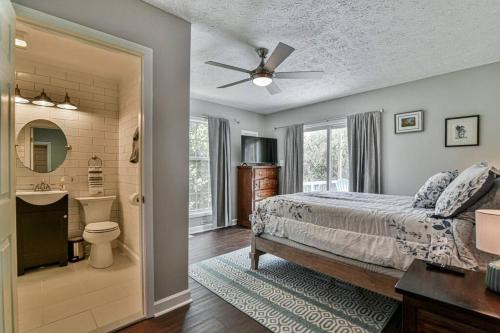 6 miles to downtown Asheville. Sleeps 5.
