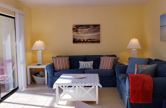 6 Min. WALK TO THE BEACH! POOL & TENNIS INCL.-CLEAN 2BR, 2.5BA 5-star Reviews!