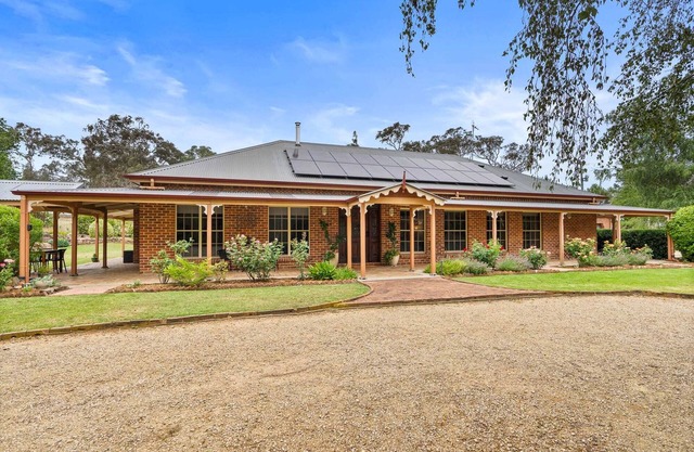 *6 Minutes from Bathurst CBD* | "The Estait" Homestead - Laffing Waters Retreat