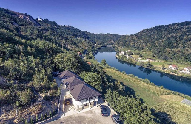 6 New River View Apartments